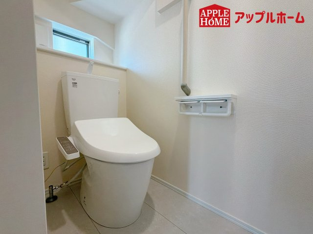 さいたま市北区本郷町1065番のトイレ|白を基調とした清潔感のある明るい空間。温水洗浄便座付きで、毎日快適・清潔に使用できます。
