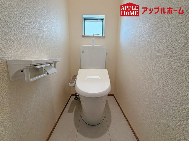 さいたま市北区本郷町1065番のトイレ|白を基調とした清潔感のある明るい空間。温水洗浄便座付きで、毎日快適・清潔に使用できます。