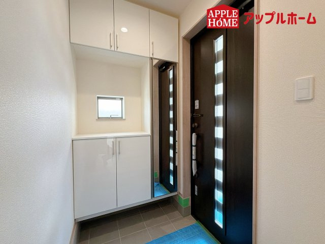 さいたま市北区本郷町1065番の玄関|明るくて清潔感溢れる玄関。便利な姿見鏡＆下駄箱収納付きです♪散らかりがちな玄関もすっきりと片付きます。
