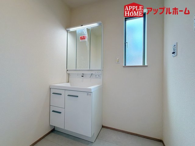 さいたま市北区本郷町1065番の独立洗面台|三面鏡付きの洗面化粧台ですので、たっぷりと収納いただけます。白を基調とした清潔感のある快適空間です。毎日の身支度も気持ち良くお使い頂けます！