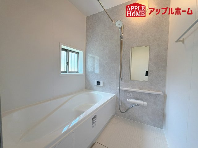 さいたま市北区本郷町1065番の浴室|窓付きのバスルームは、採光もあり明るく気持ちの良い空間です。窓があることで、換気環境も良好。掃除もスムーズに出来ます
