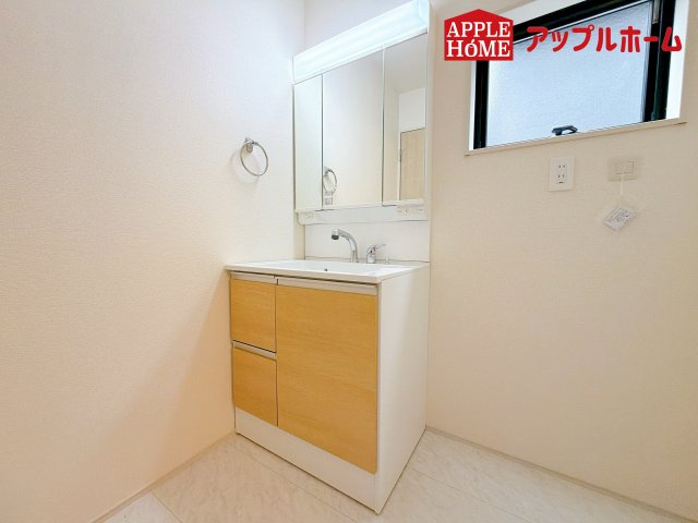 北区日進町1丁目の独立洗面台|三面鏡付きの洗面化粧台ですので、たっぷりと収納いただけます。白を基調とした清潔感のある快適空間です。毎日の身支度も気持ち良くお使い頂けます！！