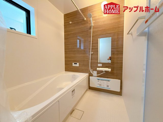 北区日進町1丁目の浴室|窓付きのバスルームは、採光もあり明るく気持ちの良い空間です。窓があることで、換気環境も良好。掃除もスムーズに出来ます