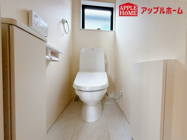 北区日進町1丁目のトイレ|温水洗浄器付き便座を標準装備してます♪窓付きで明るく、快適空間となっております。毎日使う場所だからこその配慮です。