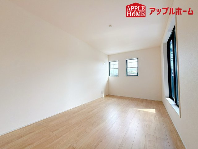 北区日進町1丁目の洋室|充分な広さの収納を備え、風通しも良く、大変居心地の良い採光良好な洋室は、快適空間。プライベートの時間もゆったりお寛ぎ頂けそうですね！