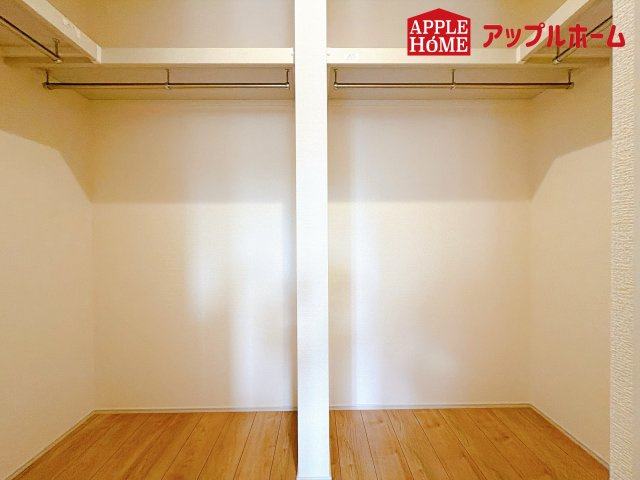 北区日進町1丁目の収納|お洋服を大切にされる方に大変喜ばれる、ウォークインクローゼット。お洋服以外にも掃除機やスーツケースなどを一箇所に集約できるのは魅力ですね！扉が一箇所ですので、お部屋の見た目にもスッキリ！