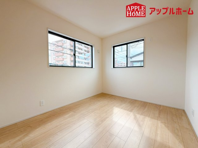 北区日進町1丁目の洋室|クローゼット付きの洋室は、収納スペースが豊富で部屋全体がすっきりと片付きやすいのが特徴です。衣類や荷物を整理しやすく、生活感を抑えた洗練された空間を保てます。