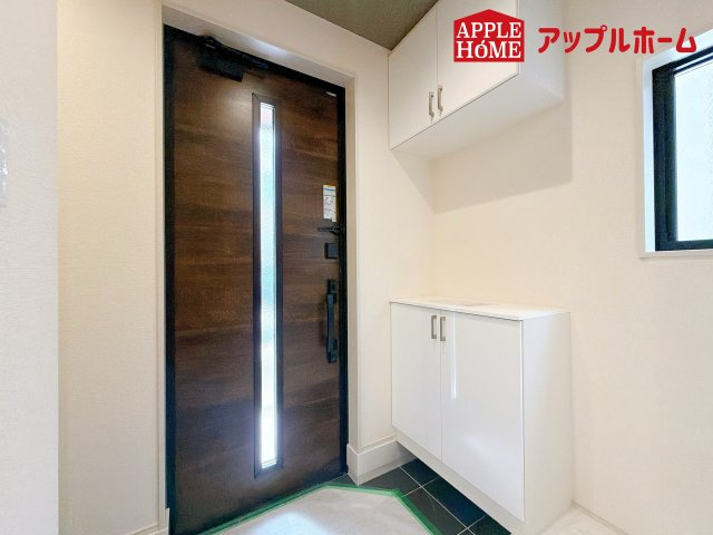 北区日進町1丁目の玄関|明るくて清潔感溢れる玄関。便利な下駄箱収納付きです♪散らかりがちな玄関もすっきりと片付きます。