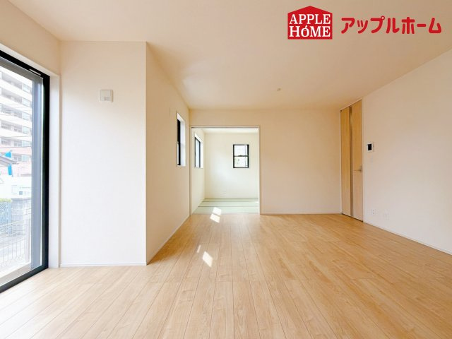 北区日進町1丁目の居間・リビング|家族の会話が弾む明るく広々したリビング！窓から差し込む光の温かさを一度ご体感ください♪