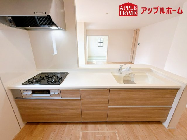 北区日進町1丁目のキッチン|リビング・ダイニングで過ごすご家族を見守りながら作業が可能な対面式のキッチン。