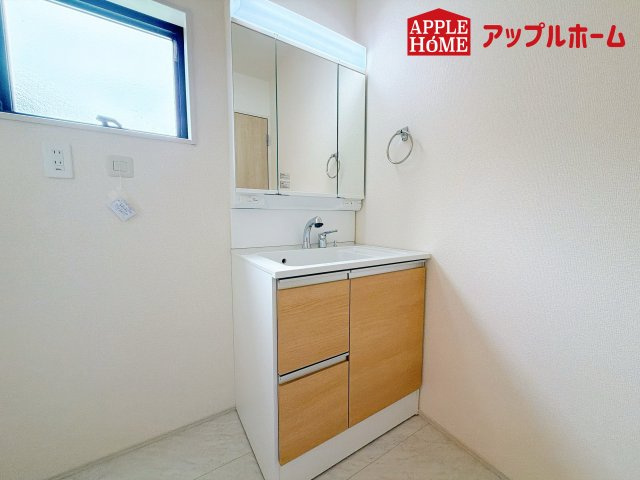 北区日進町1丁目の独立洗面台|三面鏡付きの洗面化粧台ですので、たっぷりと収納いただけます。白を基調とした清潔感のある快適空間です。毎日の身支度も気持ち良くお使い頂けます！！