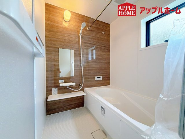 北区日進町1丁目の浴室|窓付きのバスルームは、採光もあり明るく気持ちの良い空間です。窓があることで、換気環境も良好。掃除もスムーズに出来ます