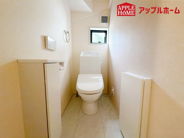北区日進町1丁目のトイレ|温水洗浄器付き便座を標準装備してます♪窓付きで明るく、快適空間となっております。毎日使う場所だからこその配慮です。