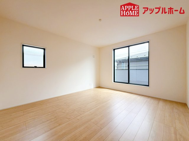北区日進町1丁目の洋室|クローゼット付きの洋室は、収納スペースが豊富で部屋全体がすっきりと片付きやすいのが特徴です。衣類や荷物を整理しやすく、生活感を抑えた洗練された空間を保てます。