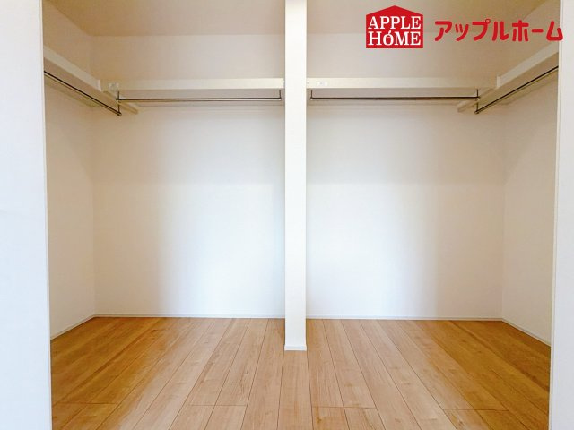 北区日進町1丁目の収納|お洋服を大切にされる方に大変喜ばれる、ウォークインクローゼット。お洋服以外にも掃除機やスーツケースなどを一箇所に集約できるのは魅力ですね！扉が一箇所ですので、お部屋の見た目にもスッキリ！