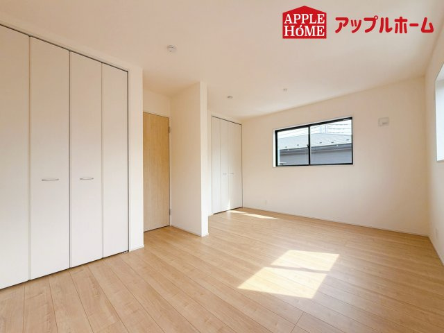北区日進町1丁目の洋室|充分な広さの収納を備え、風通しも良く、大変居心地の良い採光良好な洋室は、快適空間。プライベートの時間もゆったりお寛ぎ頂けそうですね！
