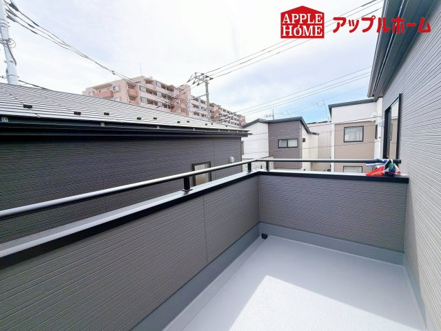 北区日進町1丁目のバルコニー|奥行を広めに取ったバルコニー♪家族分の洗濯物もしっかり干せます。日当たりも良く、毎日のお洗濯が楽しくなりそう♪