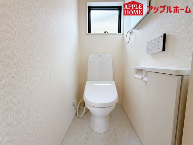 北区日進町1丁目のトイレ|温水洗浄器付き便座を標準装備してます♪窓付きで明るく、快適空間となっております。毎日使う場所だからこその配慮です。