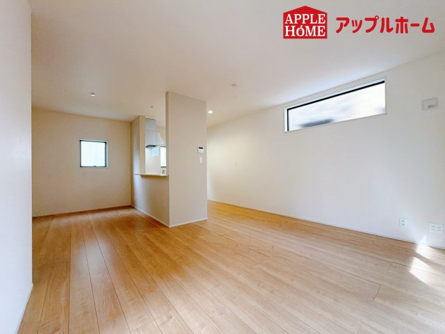 北区日進町1丁目の居間・リビング|家族の会話が弾む明るく広々したリビング！窓から差し込む光の温かさを一度ご体感ください☆いつでもお気軽にお問合せOKです！TEL「0120-466263」