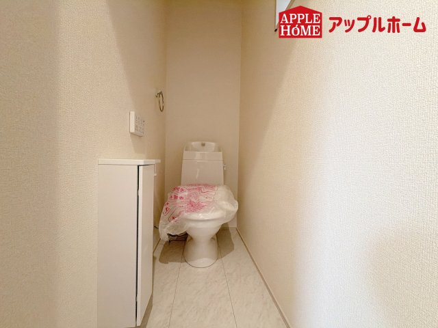さいたま市南区太田窪のトイレ|温水洗浄器付き便座を標準装備してます♪窓付きで明るく、快適空間となっております。毎日使う場所だからこその配慮です。
