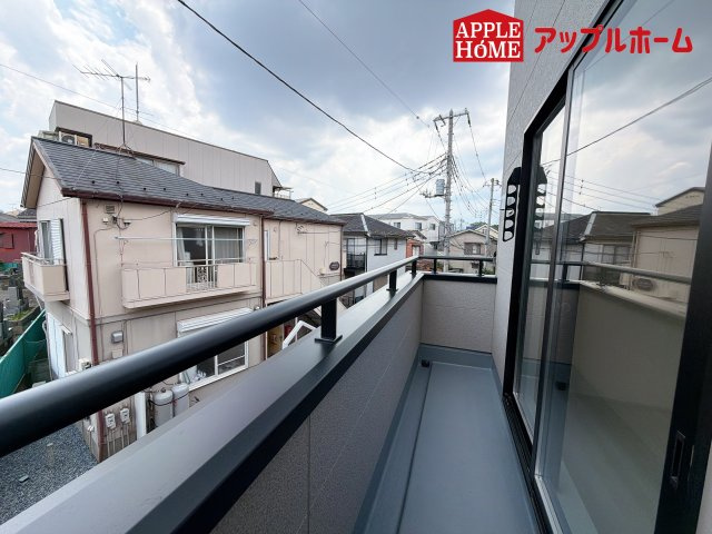 さいたま市南区太田窪のバルコニー|家族分の洗濯物もしっかり干せます。日当たりも良く、毎日のお洗濯が楽しくなりそう♪