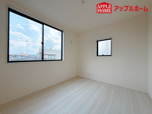 さいたま市南区太田窪の洋室|クローゼット付きの洋室は、収納スペースが豊富で部屋全体がすっきりと片付きやすいのが特徴です。衣類や荷物を整理しやすく、生活感を抑えた洗練された空間を保てます。