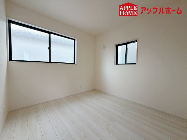 さいたま市南区太田窪の洋室|クローゼット付きの洋室は、収納スペースが豊富で部屋全体がすっきりと片付きやすいのが特徴です。衣類や荷物を整理しやすく、生活感を抑えた洗練された空間を保てます。