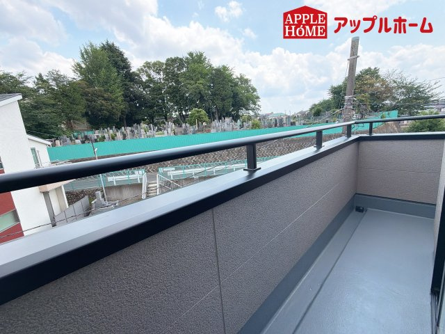 さいたま市南区太田窪のバルコニー|家族分の洗濯物もしっかり干せます。日当たりも良く、毎日のお洗濯が楽しくなりそう♪