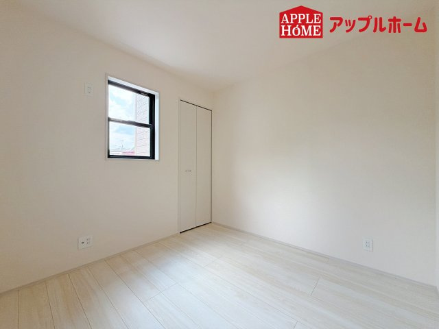 さいたま市南区太田窪の洋室|クローゼット付きの洋室は、収納スペースが豊富で部屋全体がすっきりと片付きやすいのが特徴です。衣類や荷物を整理しやすく、生活感を抑えた洗練された空間を保てます。