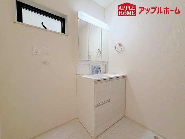 さいたま市南区太田窪の独立洗面台|暮らしを快適にする三面鏡仕様の洗面化粧台。収納力と機能性に優れた使いやすい設備で、忙しい朝の身支度もスムーズに♪