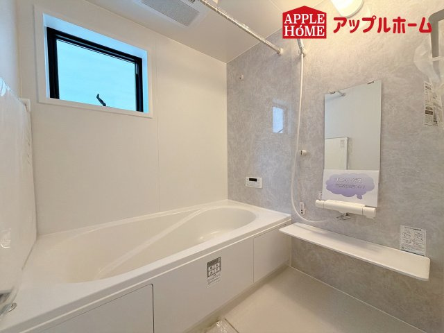 さいたま市南区太田窪の浴室|窓付きのバスルームは、採光もあり明るく気持ちの良い空間です。窓があることで、換気環境も良好。掃除もスムーズに出来ます
