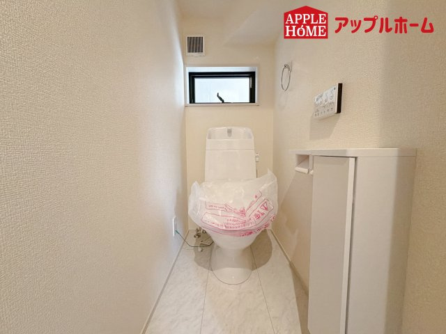 さいたま市南区太田窪のトイレ|温水洗浄器付き便座を標準装備してます♪窓付きで明るく、快適空間となっております。毎日使う場所だからこその配慮です。