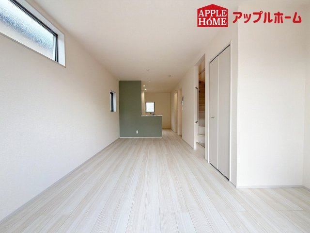 さいたま市南区太田窪の居間・リビング|人気の対面式キッチンで会話も弾みます！お食事の準備をしながらでもご家族とのコミュニケーションを楽しめますね♪
