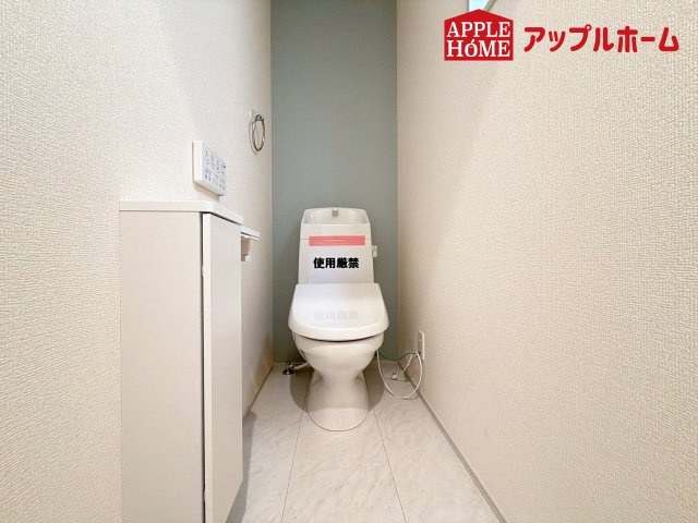 さいたま市南区太田窪のトイレ|温水洗浄器付き便座を標準装備してます♪窓付きで明るく、快適空間となっております。毎日使う場所だからこその配慮です。