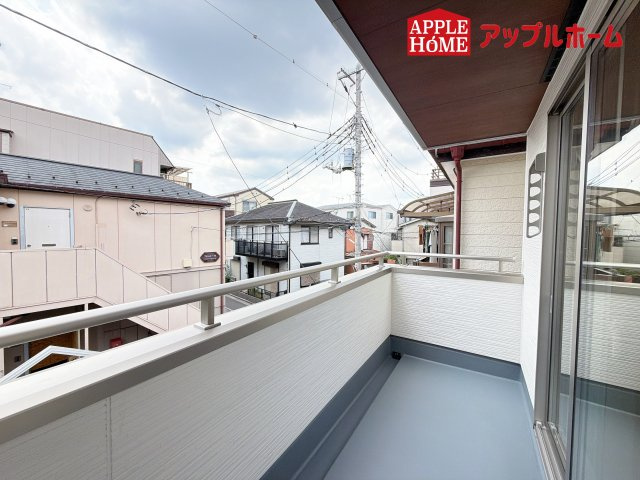 さいたま市南区太田窪のバルコニー|家族分の洗濯物もしっかり干せます。日当たりも良く、毎日のお洗濯が楽しくなりそう♪お布団は手軽に干せていつもポカポカに☆