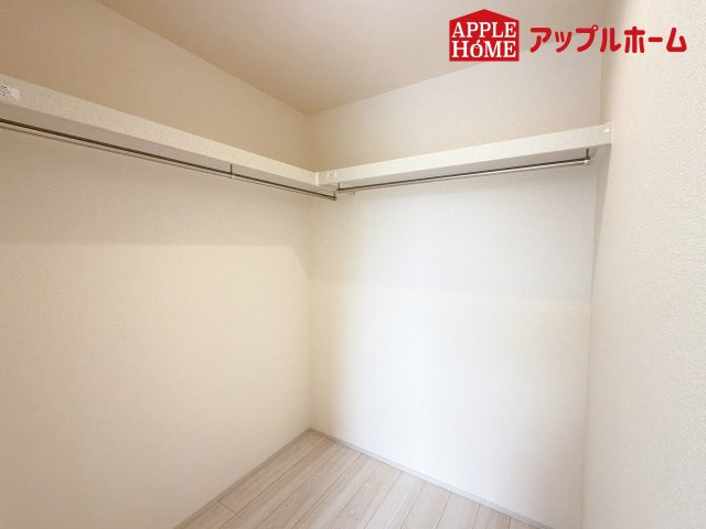 さいたま市南区太田窪の収納|お洋服を大切にされる方に大変喜ばれる、ウォークインクローゼット。お洋服以外にも掃除機やスーツケースなどを一箇所に集約できるのは魅力ですね！扉が一箇所ですので、お部屋の見た目にもスッキリ！