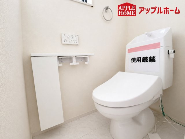 さいたま市南区太田窪のトイレ|温水洗浄器付き便座を標準装備してます♪窓付きで明るく、快適空間となっております。毎日使う場所だからこその配慮です。