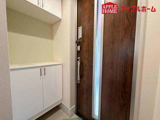 さいたま市南区太田窪の玄関|住まう人も来客も入った時にワクワクさせてくれるオシャレな玄関♪収納もたっぷりあるので、靴がたくさんあっても安心！