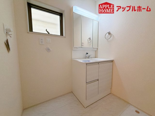 さいたま市南区太田窪の独立洗面台|三面鏡付きの洗面化粧台ですので、たっぷりと収納いただけます。白を基調とした清潔感のある快適空間です。毎日の身支度も気持ち良くお使い頂けます！！