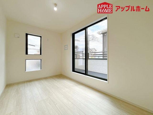 さいたま市浦和区上木崎2期の洋室|窓からの光の差し込みは生活を温かく包みます。