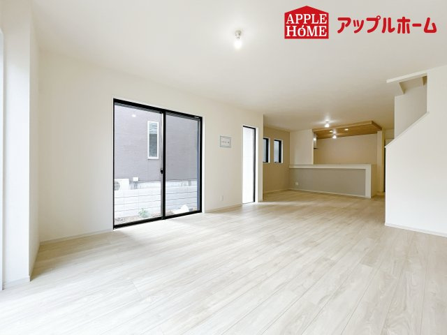 さいたま市浦和区上木崎2期の居間・リビング|大きな窓のあるリビングは、陽光あふれる明るい空間です。居心地良く、ご家族皆がゆったり寛げる憩いの空間となりそうです。