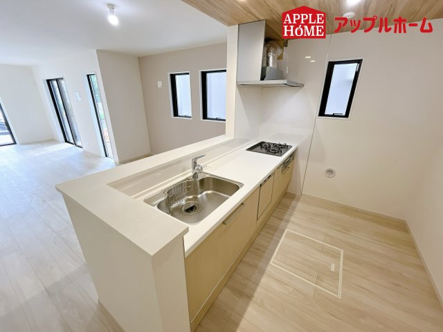さいたま市浦和区上木崎2期のキッチン|リビング・ダイニングで過ごすご家族を見守りながら作業が可能な対面式のキッチン。家事負担を軽減してくれる、食器洗乾燥機付きです。