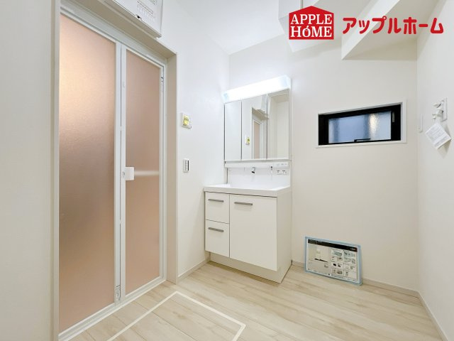 さいたま市浦和区上木崎2期の独立洗面台|三面鏡付きの洗面化粧台ですので、たっぷりと収納いただけます。白を基調とした清潔感のある快適空間です。毎日の身支度も気持ち良くお使い頂けます！！
