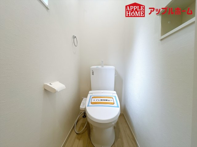 さいたま市浦和区上木崎2期のトイレ|温水洗浄器付き便座を標準装備してます♪窓付きで明るく、快適空間となっております。毎日使う場所だからこその配慮です。