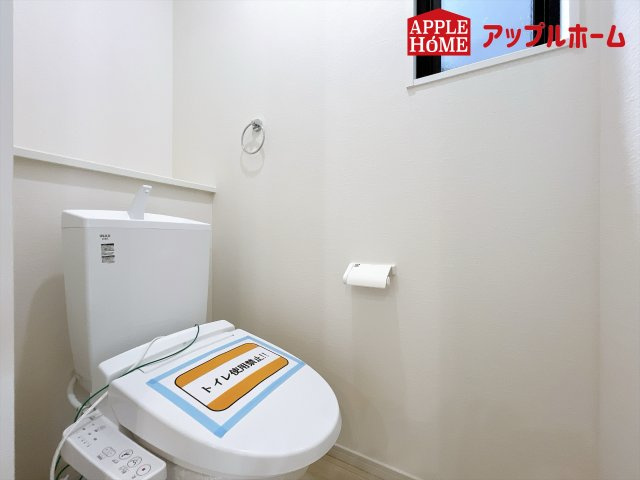 さいたま市浦和区上木崎２期のトイレ|温水洗浄器付き便座を標準装備してます♪窓付きで明るく、快適空間となっております。毎日使う場所だからこその配慮です。