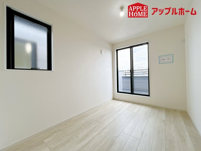 さいたま市浦和区上木崎２期の洋室|クローゼット付きの洋室は、収納スペースが豊富で部屋全体がすっきりと片付きやすいのが特徴です。衣類や荷物を整理しやすく、生活感を抑えた洗練された空間を保てます。