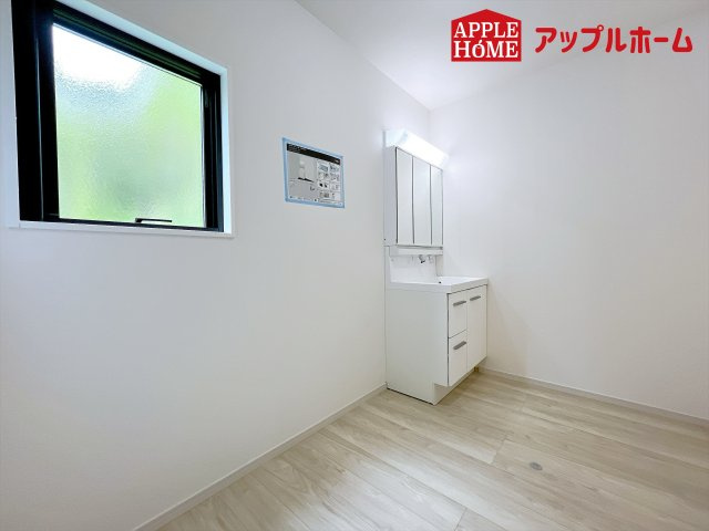 さいたま市浦和区上木崎２期の独立洗面台|三面鏡付きの洗面化粧台ですので、たっぷりと収納いただけます。白を基調とした清潔感のある快適空間です。毎日の身支度も気持ち良くお使い頂けます！！