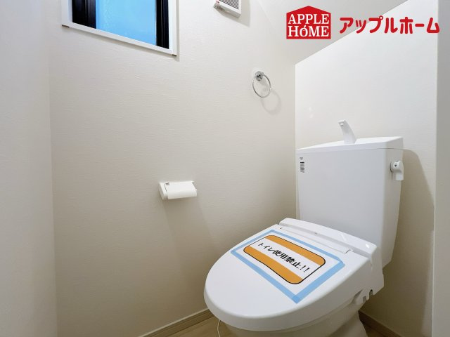 さいたま市浦和区上木崎２期のトイレ|温水洗浄器付き便座を標準装備してます♪窓付きで明るく、快適空間となっております。毎日使う場所だからこその配慮です。