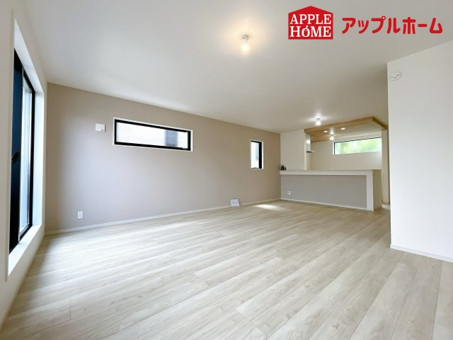 さいたま市浦和区上木崎２期の居間・リビング|大きな窓のあるリビングは、陽光あふれる明るい空間です。居心地良く、ご家族皆がゆったり寛げる憩いの空間となりそうです。