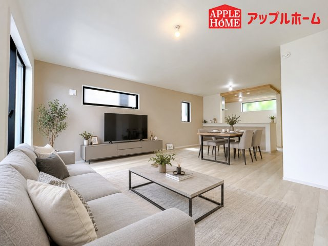 さいたま市浦和区上木崎２期の居間・リビング|大きな窓のあるリビングは、陽光あふれる明るい空間です。居心地良く、ご家族皆がゆったり寛げる憩いの空間となりそうです。
※家具はCGです